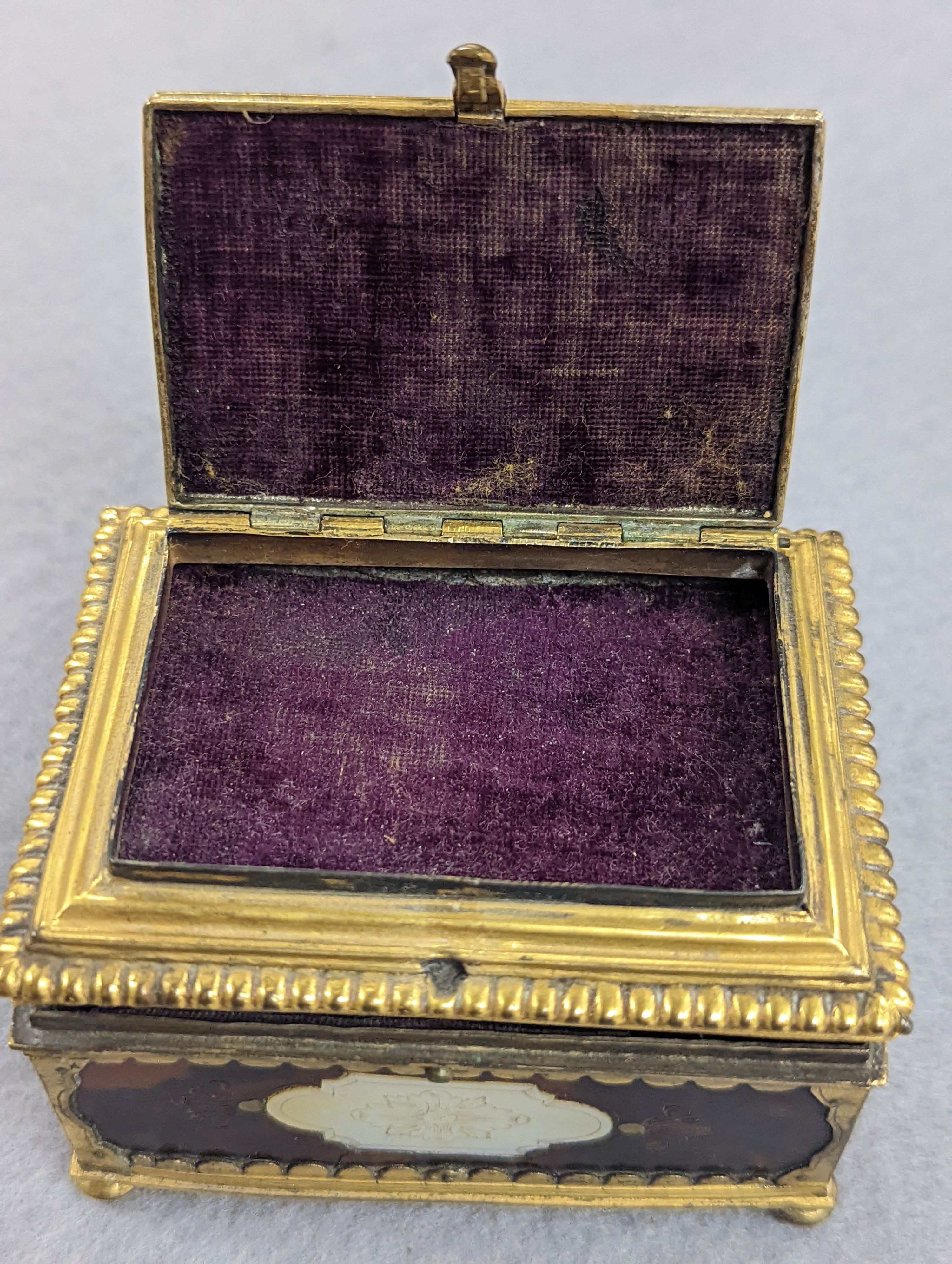 A 19th century gilt-brass and tortoiseshell casket 8cm